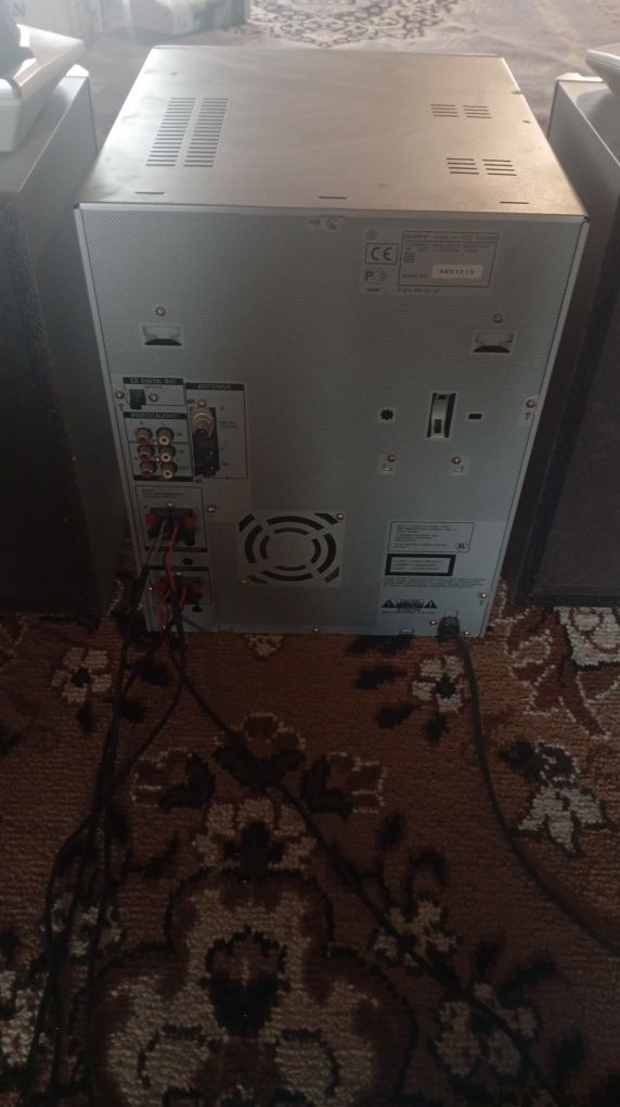 wieża SONY RXD8S, radio RDS, 3xCD.
Sprzęt ma już swoje lata ale działa