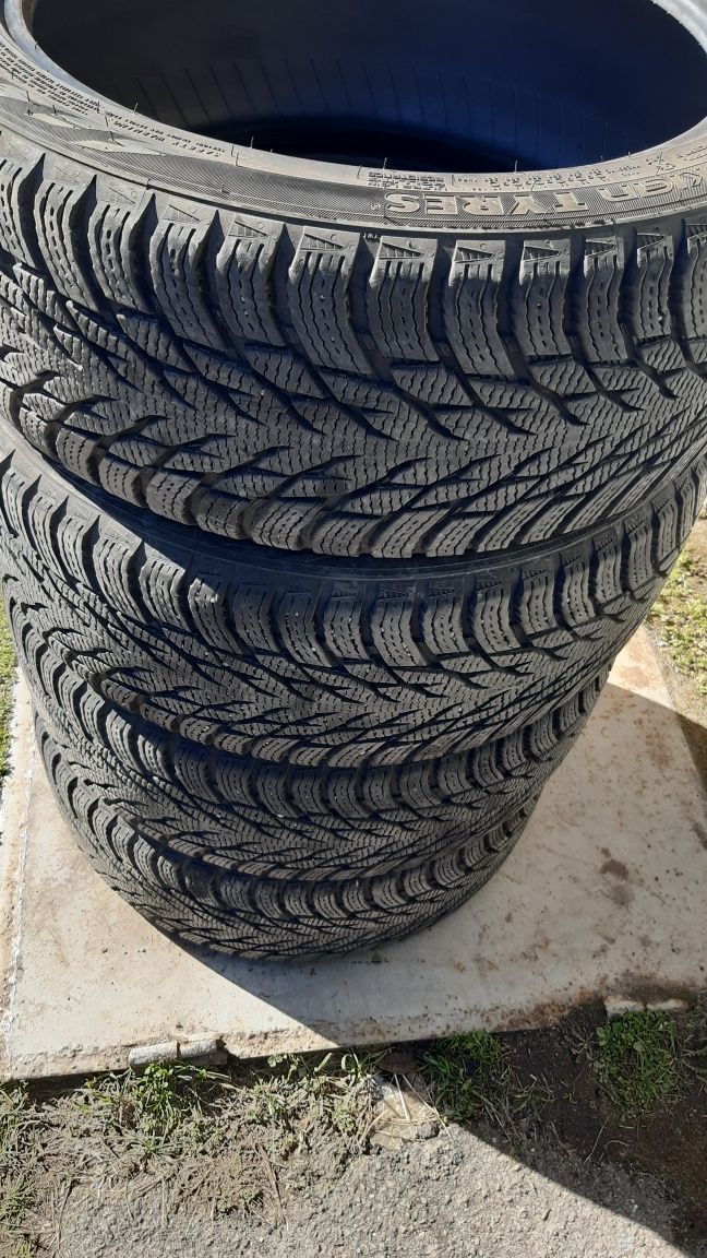 Зимові шини Nokian Tyres 215 45 R17