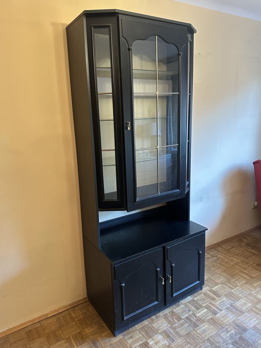 Witryna czarna, z przeszklonymi drzwiami