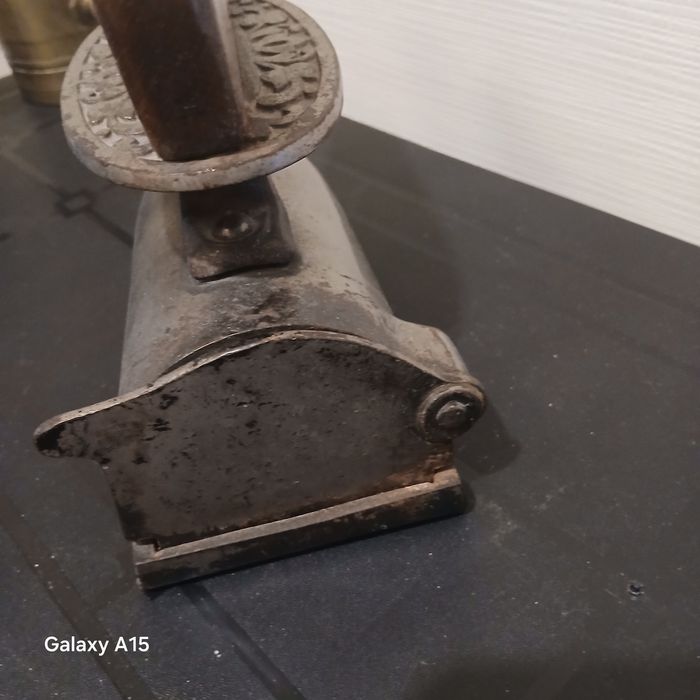 Stare żelazko z miejscem na dusze