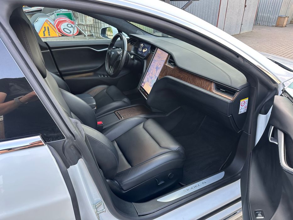 Wynajem auta Tesla Model S Dual Motor - od 160zł/doba