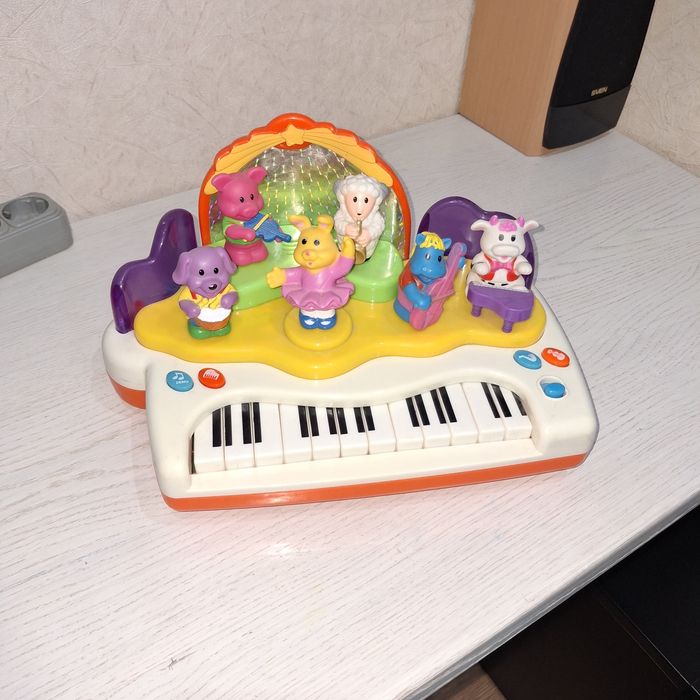 Продається піанінко, видає звуки різних інструментів.