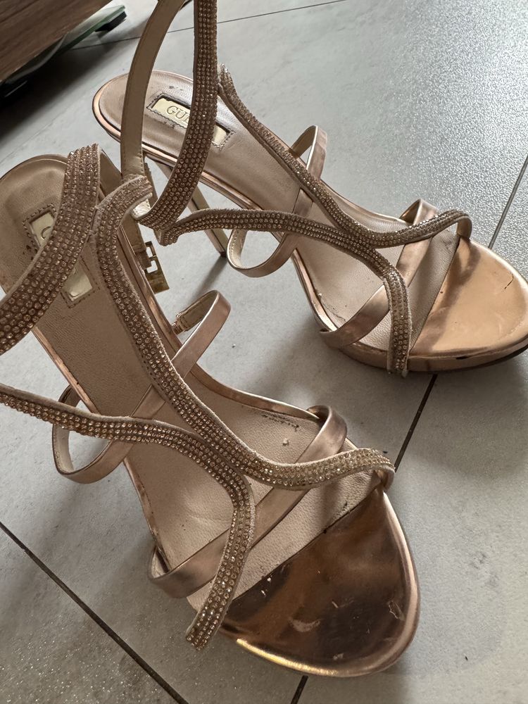 Piekne sandalki z krysztalkami Guess 39