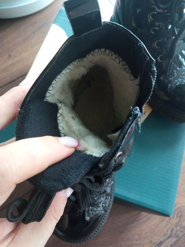 Czarne lakierowane buty zimowe dla dziewczynki OCIEPLANE!, rozm. 27