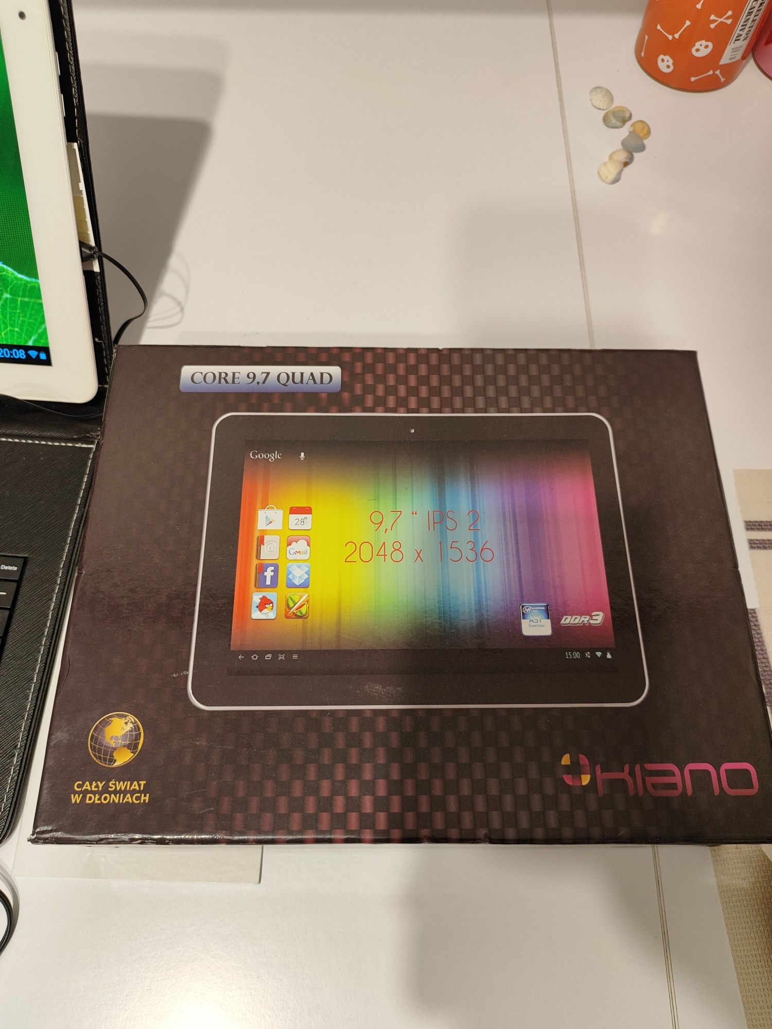 Tablet Kiano z ładowarką i klawiaturą