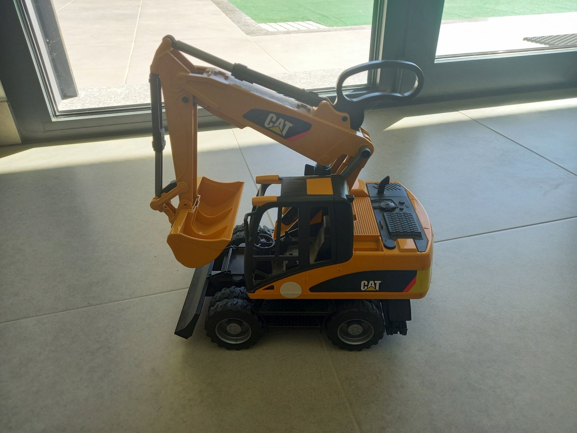Máquina escavadora Cat