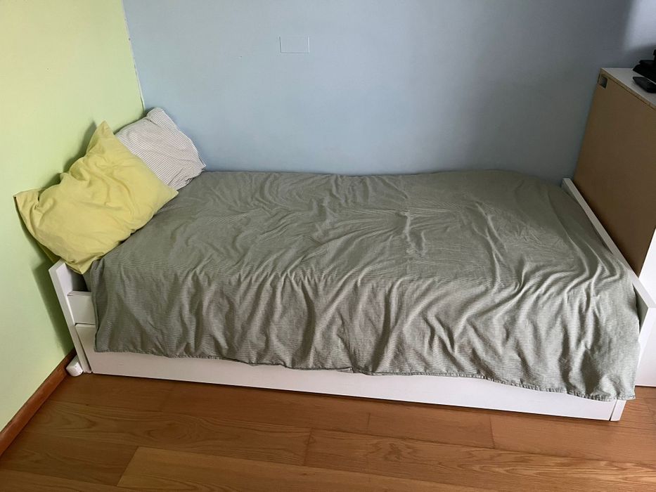 Cama  dupla Ikea com um colchão