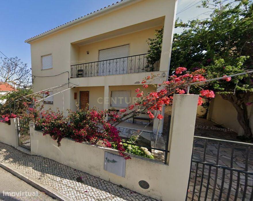 Moradia SEM LICENÇA DE UTILIZAÇÂO, de 9 assoalhadas, num lote de 616m2