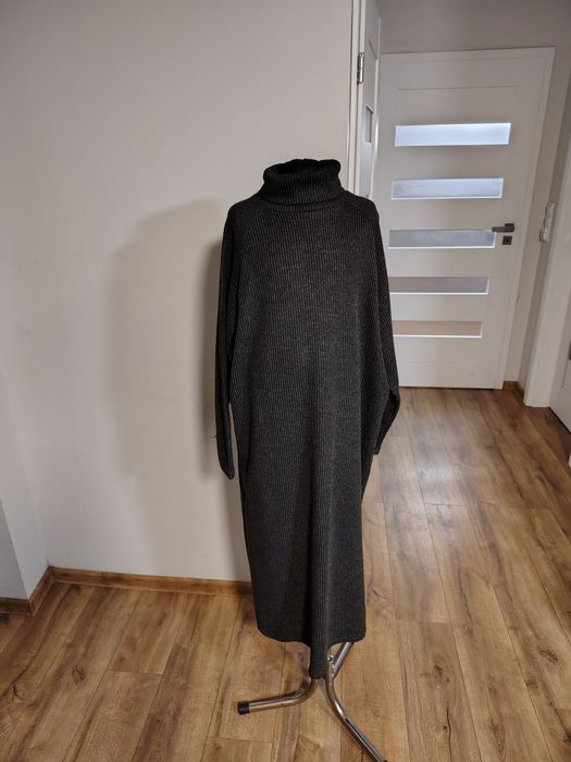 Sukienka z golfem firmy Reserved