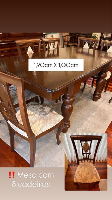 Mesa de madeira e 8 cadeiras