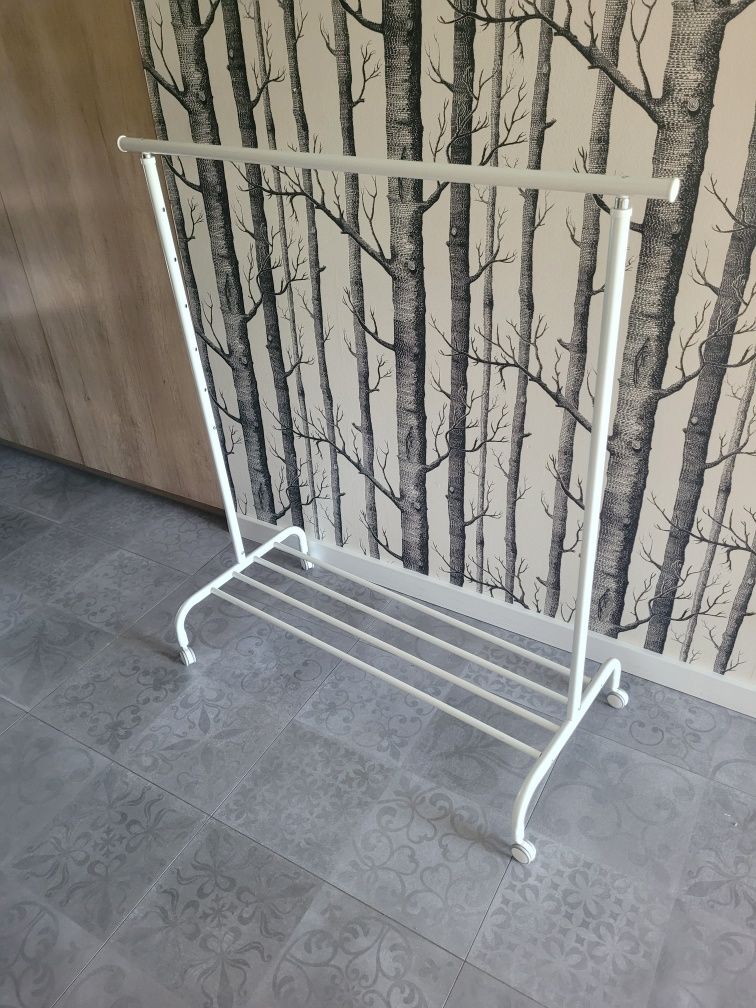 Wieszak na kółkach Ikea rigga