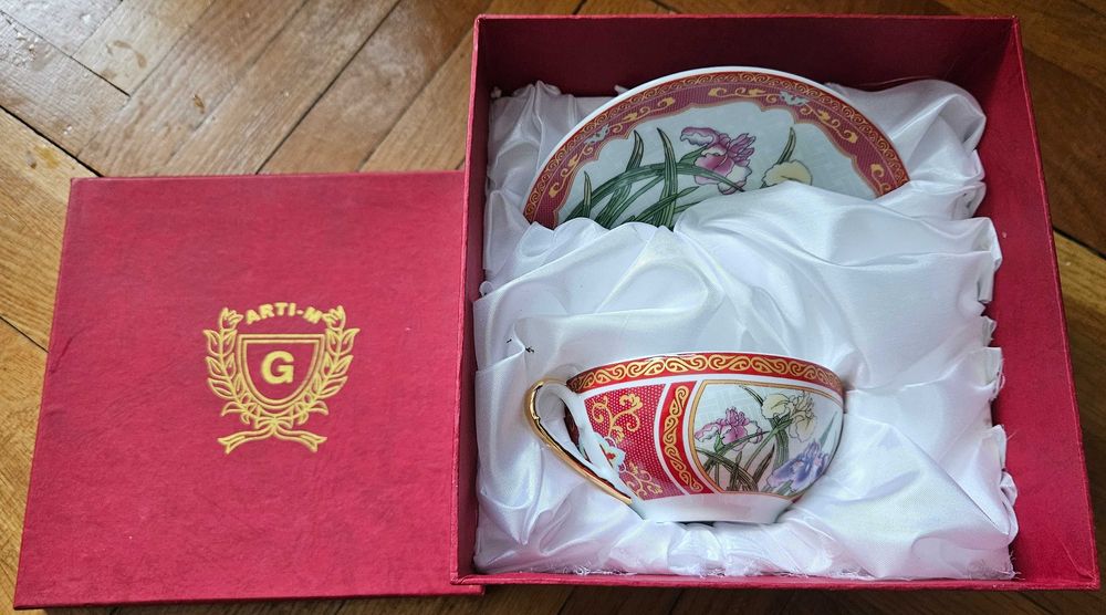 Filiżanka z talerzykiem  w opakowaniu prezentowym.