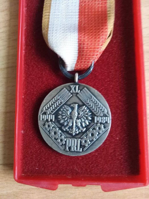 Medal 40 lecie PRL walka praca socjalizm 1984 r w etui plus okładka