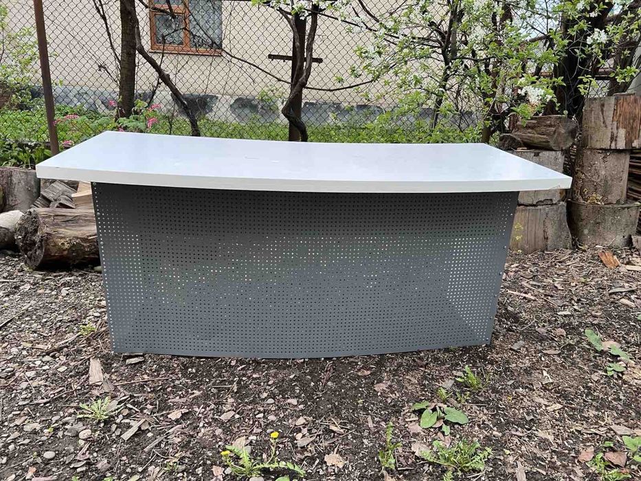 Білий офісний стіл і два стільці