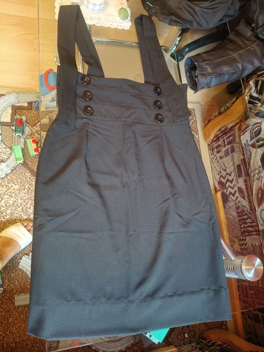 Spódnica  czarna na szelkach