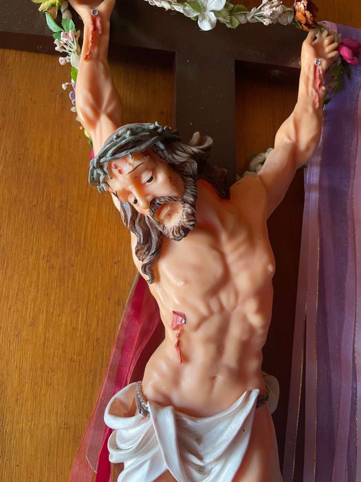 Crucifixo em madeira e loiça