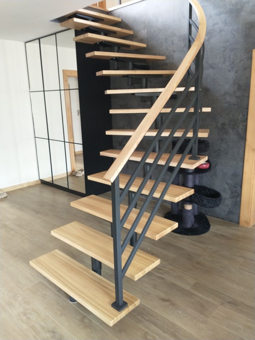 Schody balustrady poręcze pochwyty nierdzewne, z drewnem.
