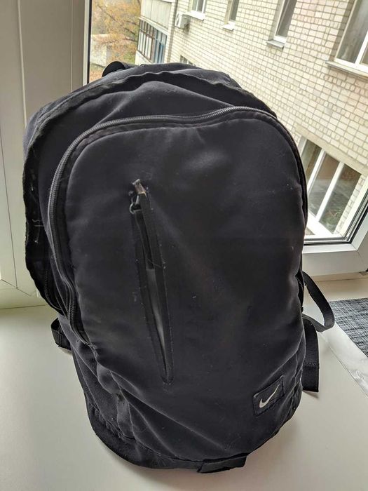 Рюкзак с одной порванной змейкой ( сзади ) Nike