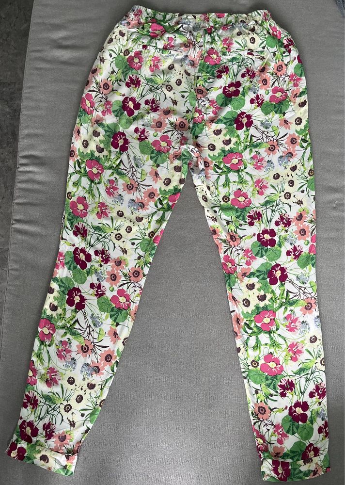 Spodnie w kwiaty Vero Moda rozmiar M