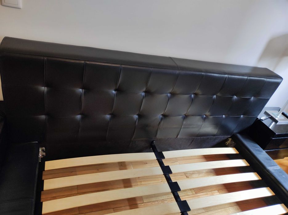 Mobília cama e mesinhas