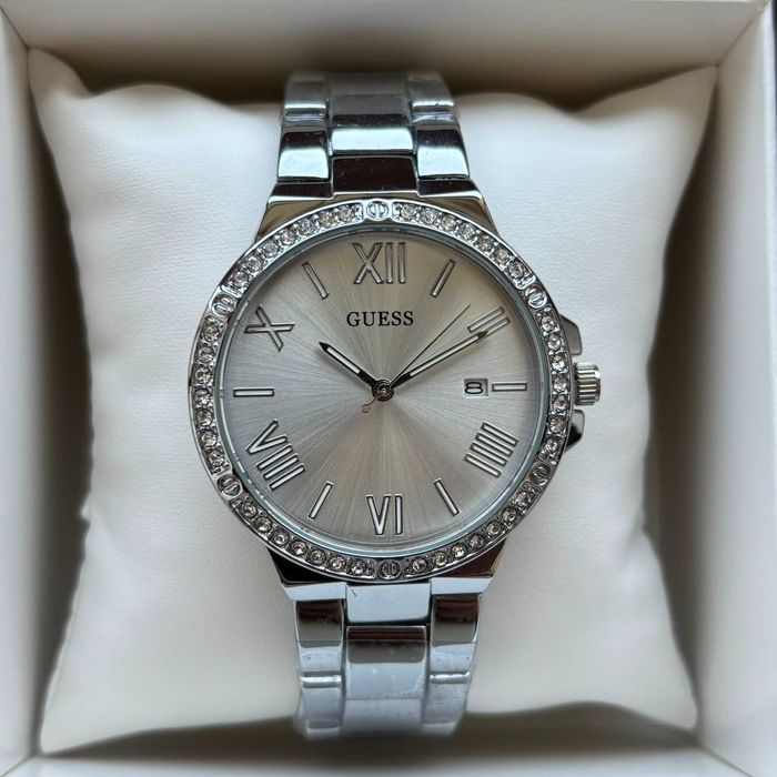 Жіночий годинник на браслеті Guess срібного кольору