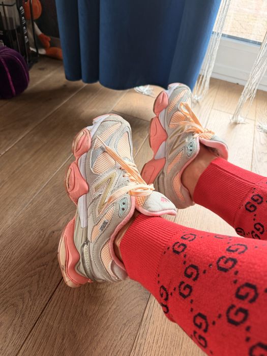 New Balance 574 – stylowe sneakersy w odcieniach różu i beżu