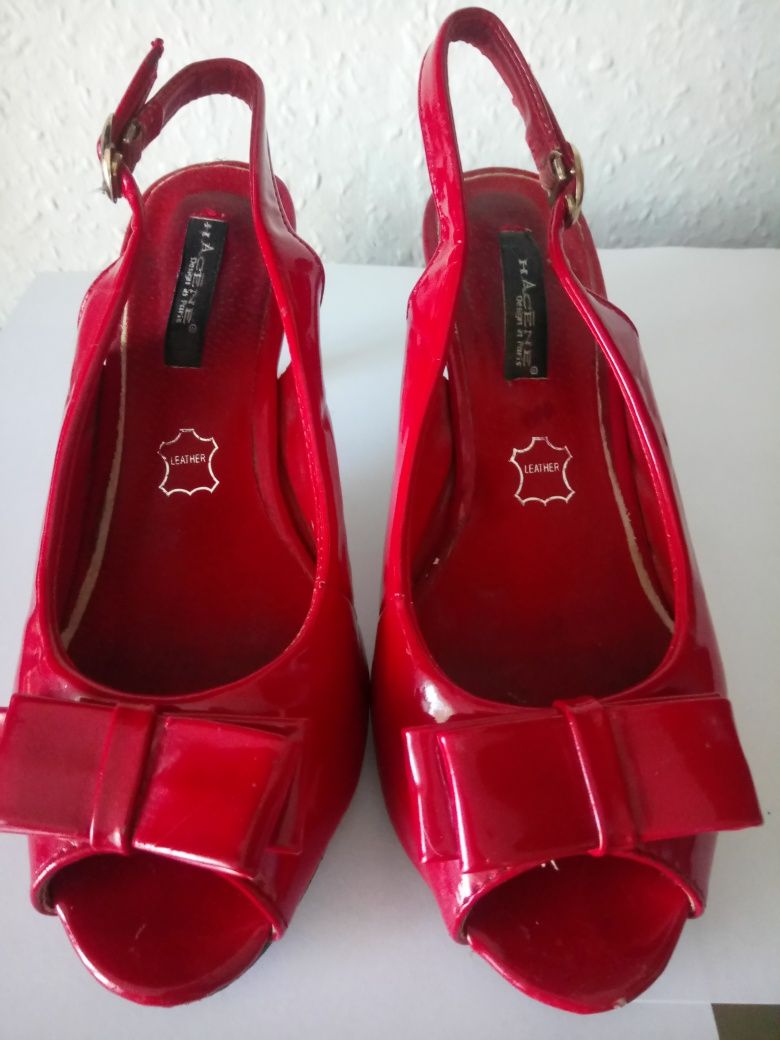 Sandały czerwone lakierki