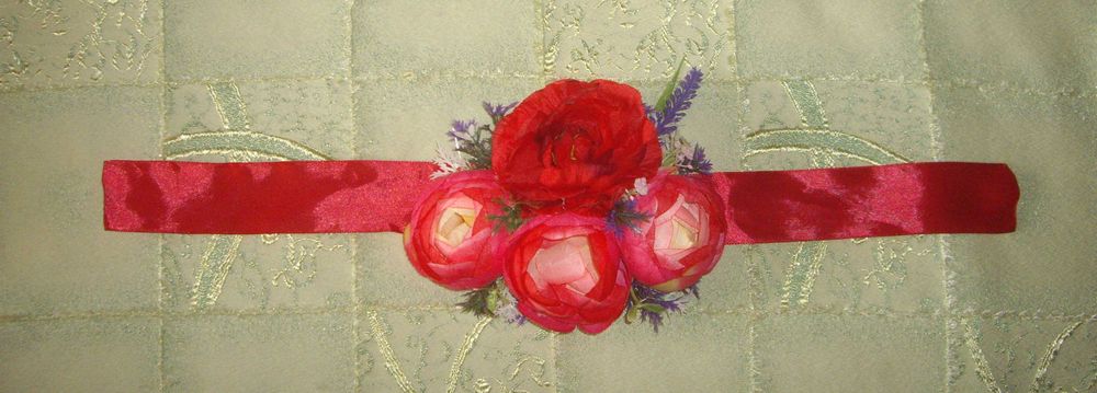 Прикраса на кошик з квіток на Паску Великдень