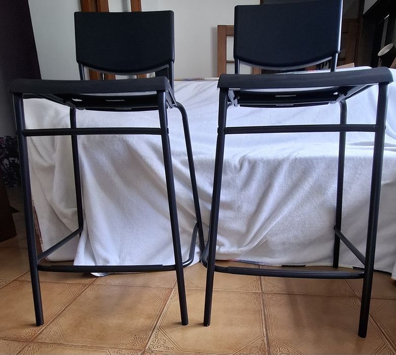 Vendo 2 bancos altos pretos (63cm)