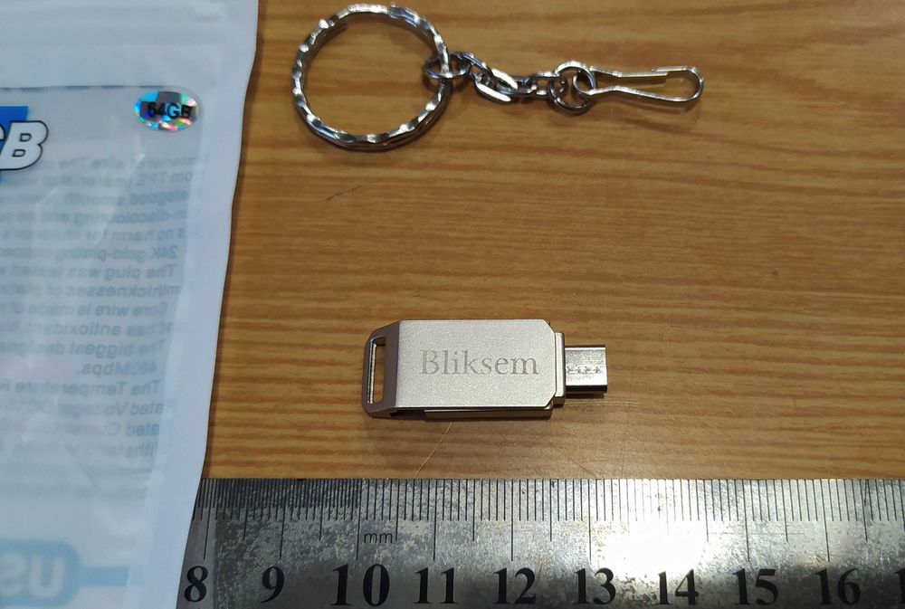 Новая флешка 64 GB металлическая на брелке