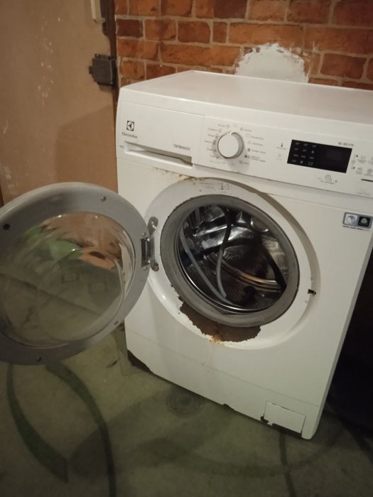 Продам машинку за 2000 гр робоча тока вібрація при оджимі