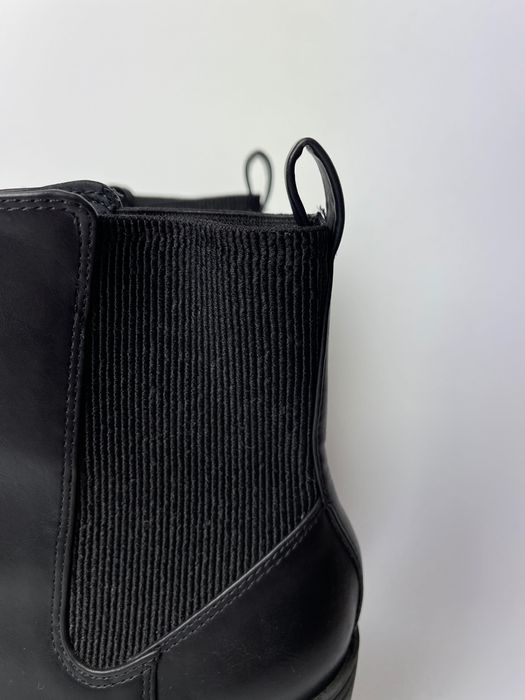 Осінні черевики зі штучної шкіри  з еластичними вставками з боків.