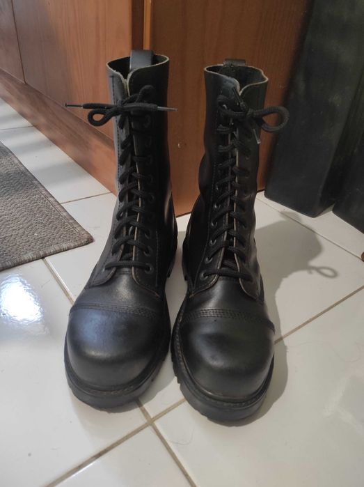 Botas em  biqueira de aço