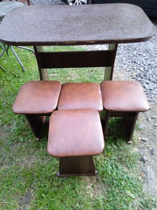 Продам кухонний стіл  і 4 стільця