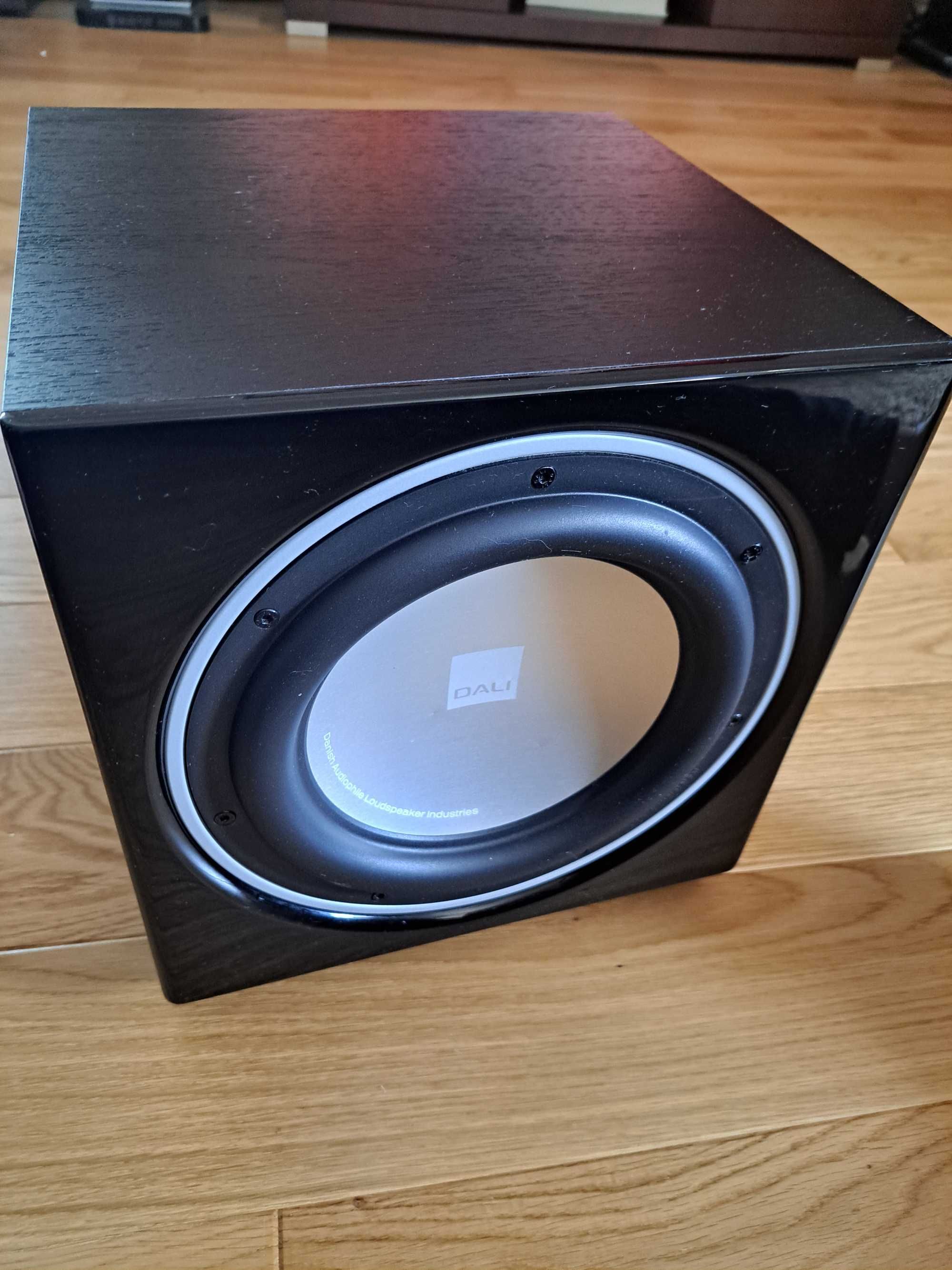 Subwoofer Dali E-9F.