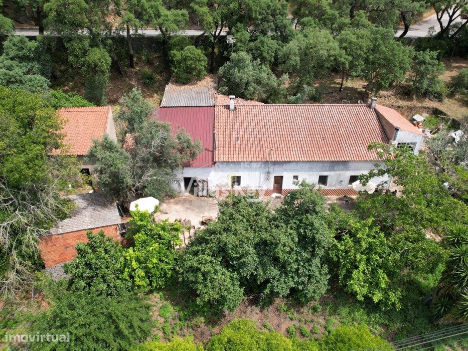 Quinta com 3 hectares de terra e várias casas em Monchique.