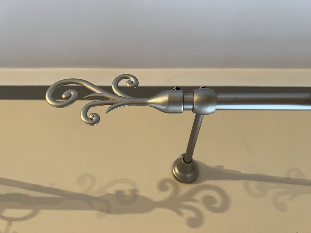 Karnisz metalowy w kolorze srebrnym