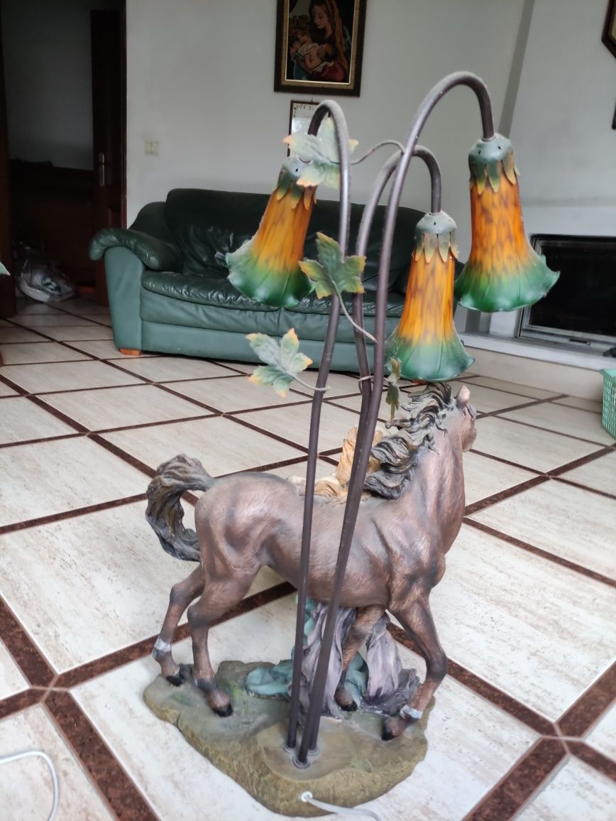 Candeeiro - Estatueta de Sala em Marfinite