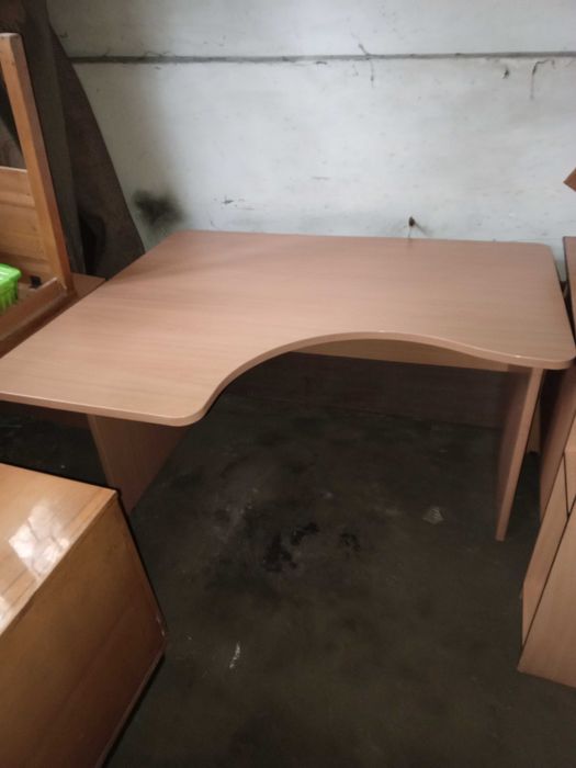 Офісні меблі (на декілька кабінетів)