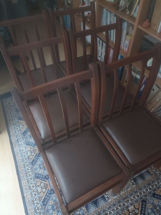 6 cadeiras em madeira com assento almofadado