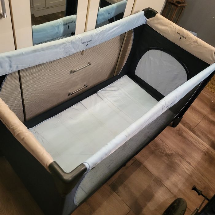 Łóżeczko skladane dla dziecka.