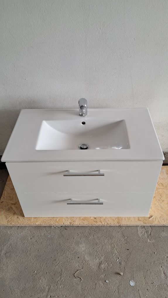 Szafka wisząca łazienkowa  z umywalką i baterią Grohe. Stan bdb.