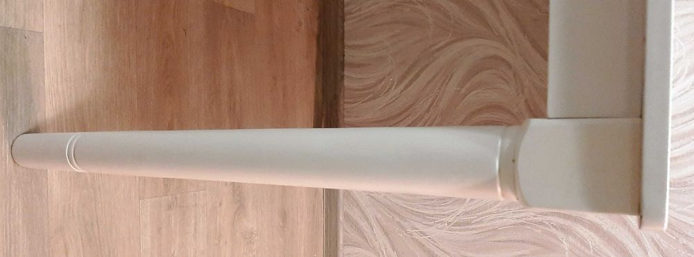 Обідній стіл білого кольору на 4-ох дерев'яних ніжках, стільниця МДФ