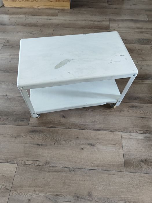 Stół że stali nierdzewnej na kółkach