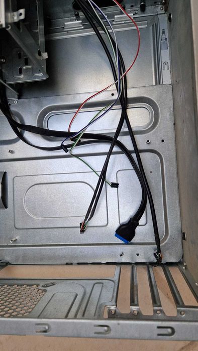 Caixa Micro-ATX preta com leitor de disco