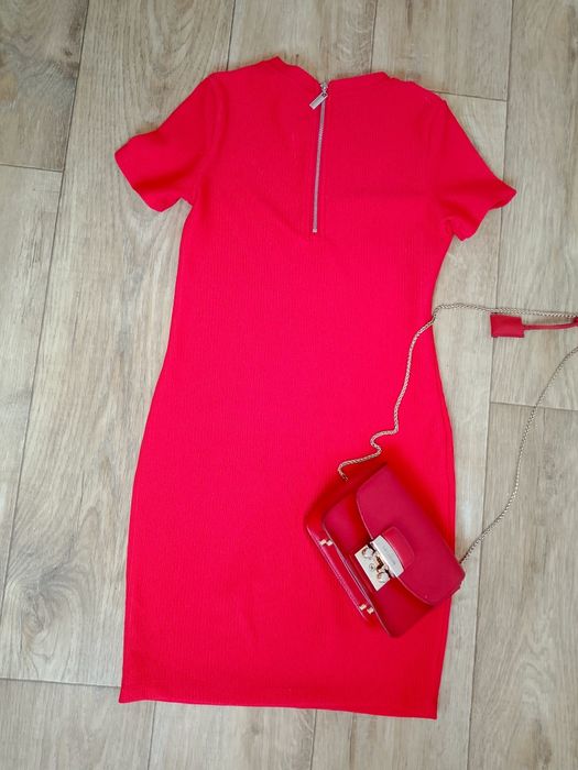 Продам красное стильное платье