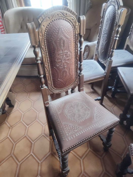 Mesa de madeira maciça e 12 cadeiras