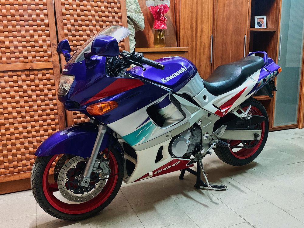 [LER DESCRIÇÂO] Vendo Coleção de motas (zzr 600/fzr 1000 exup/vfr 750)