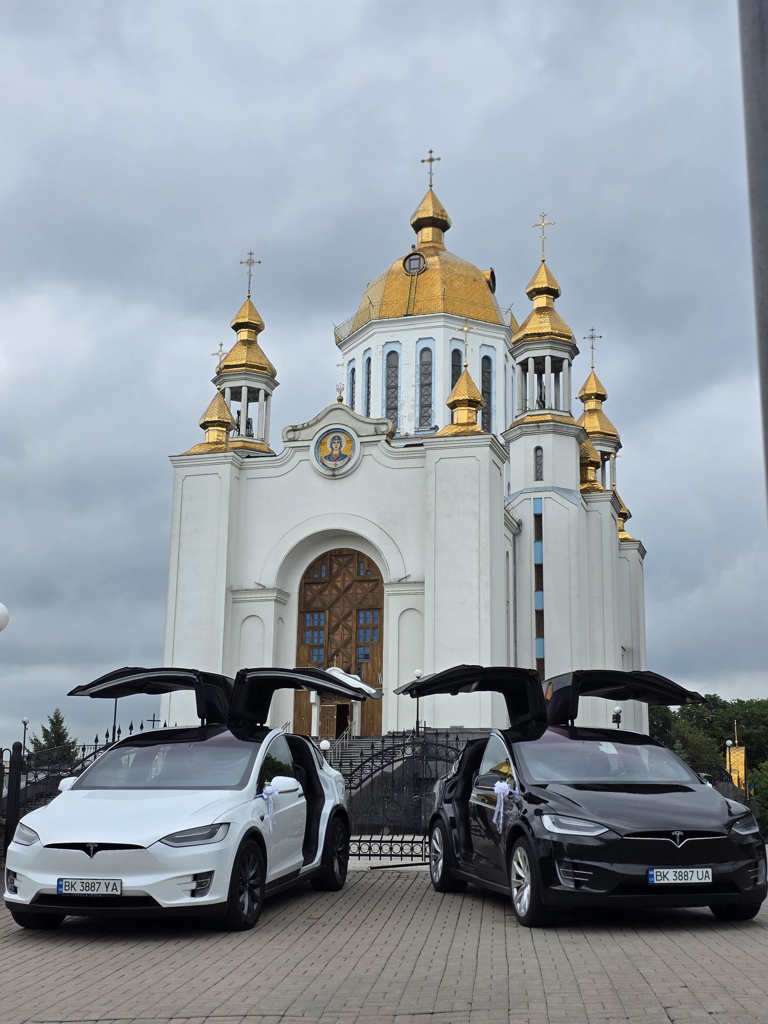 весільний авто кортеж TESLA Model S, X оренда лимузин на весілля BMW M