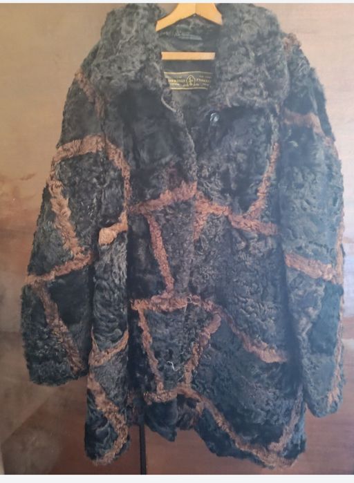 Шуба з натурального каракуля.